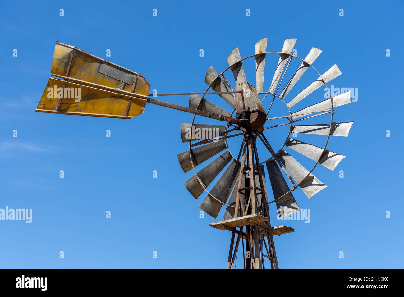 Eine legendäre alte Windmühle mit blauem Himmel in Südaustralien, aufgenommen am 19. 2022. Februar Stockfoto