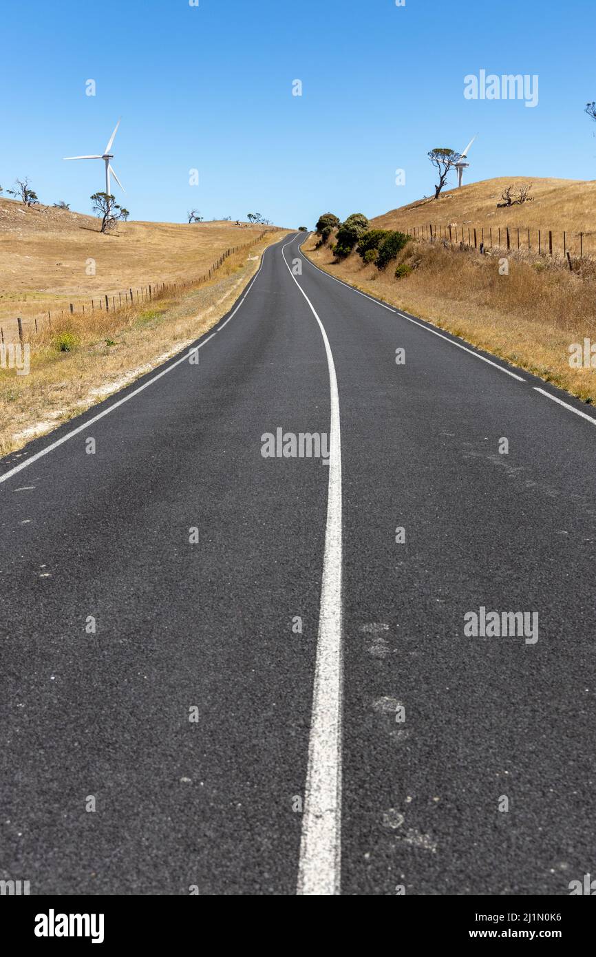 Eine kurvenreiche Straße im Südosten Südaustraliens am 19. 2022. Februar Stockfoto