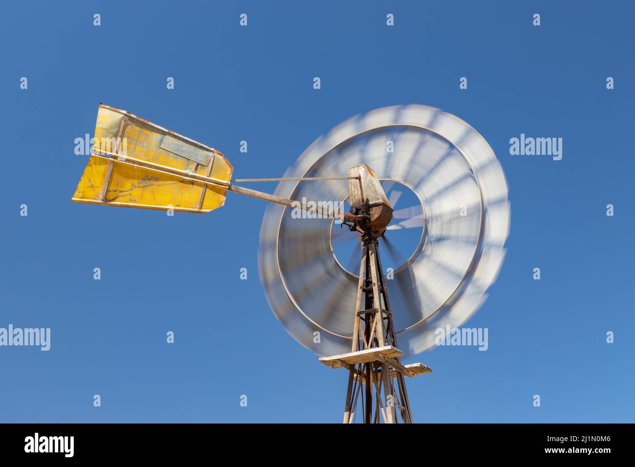 Eine legendäre alte Windmühle mit Bewegungsunschärfe und blauem Himmel in Südaustralien, aufgenommen am 19. 2022. Februar Stockfoto