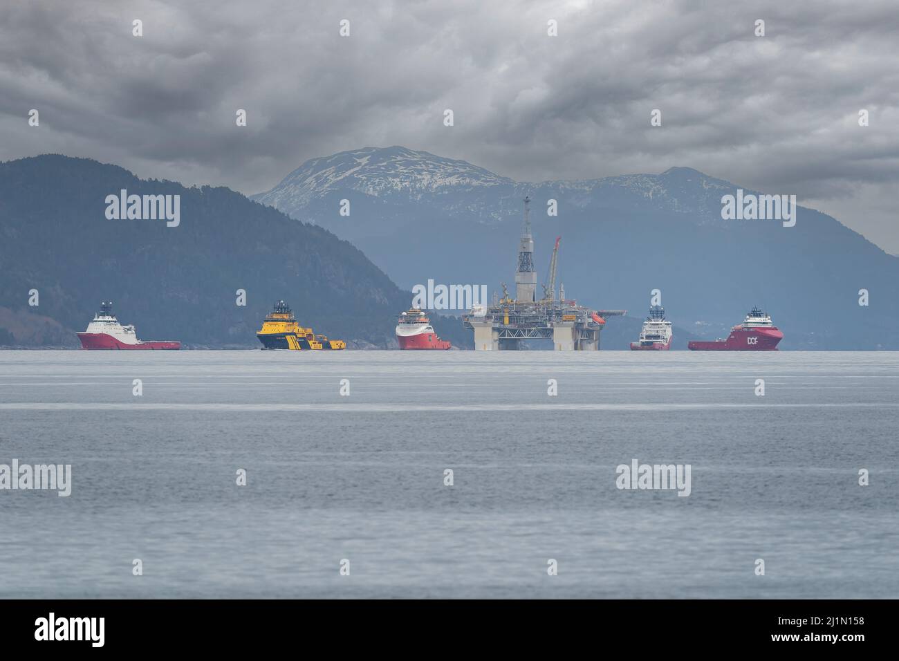 Rig-Umzug der Equinor-Ölplattform Njord Alpha mit ahts-Schiffen, Siem Pearl, Siem Opal, Skandi Vega, Magne Viking und Normand Prosper. Stockfoto