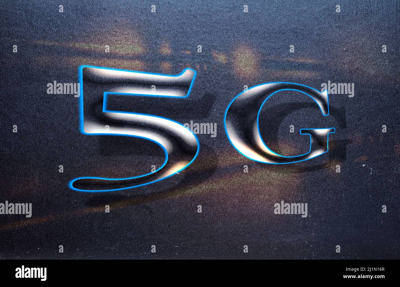 Neonschild „5G“ in Perspektive mit Schatten Stockfoto