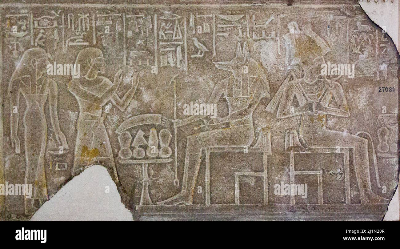 Kairo, Ägyptisches Museum, Grab von Mosi, ein Paar, das Anubis arbeitet. War wahrscheinlich eine Doppelszene, mit Verehrung von Osiris auf der anderen Seite. Stockfoto