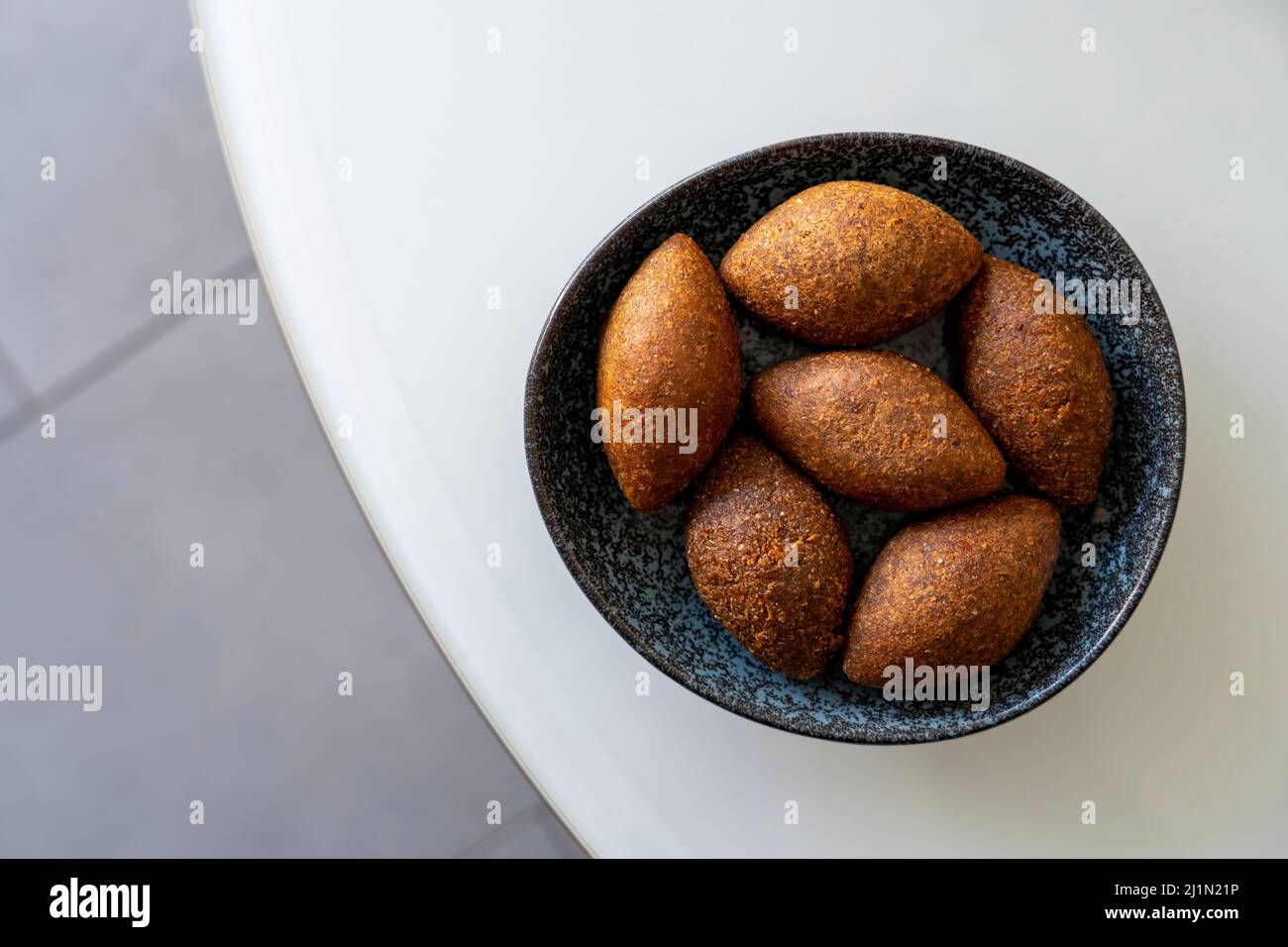 Gefüllte Fleischbällchen, Kibbeh-ausgesprochen, kibbe, Kebbah, Kubbeh, Kubbah oder Kubbi oder İçli Köfte beliebtes Gericht in Mitteleast, Stockfoto