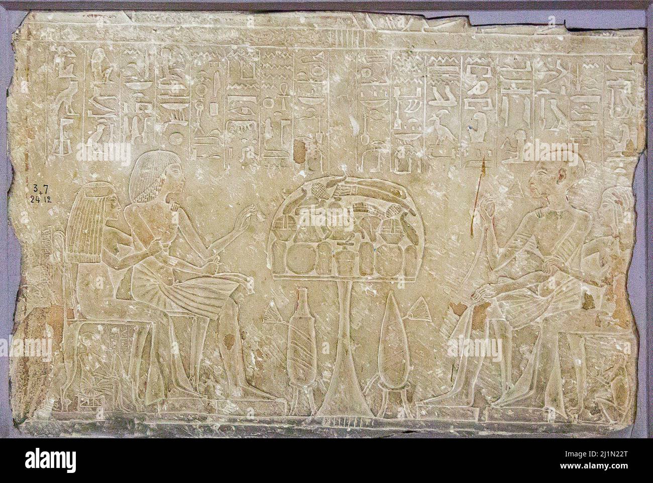 Kairo, Ägyptisches Museum, aus Guiza, Grab von Ptahmay. Verstorben mit seiner Frau, begleitet von Mahuy mit seiner Frau Hes, um einen Opfertisch. Stockfoto