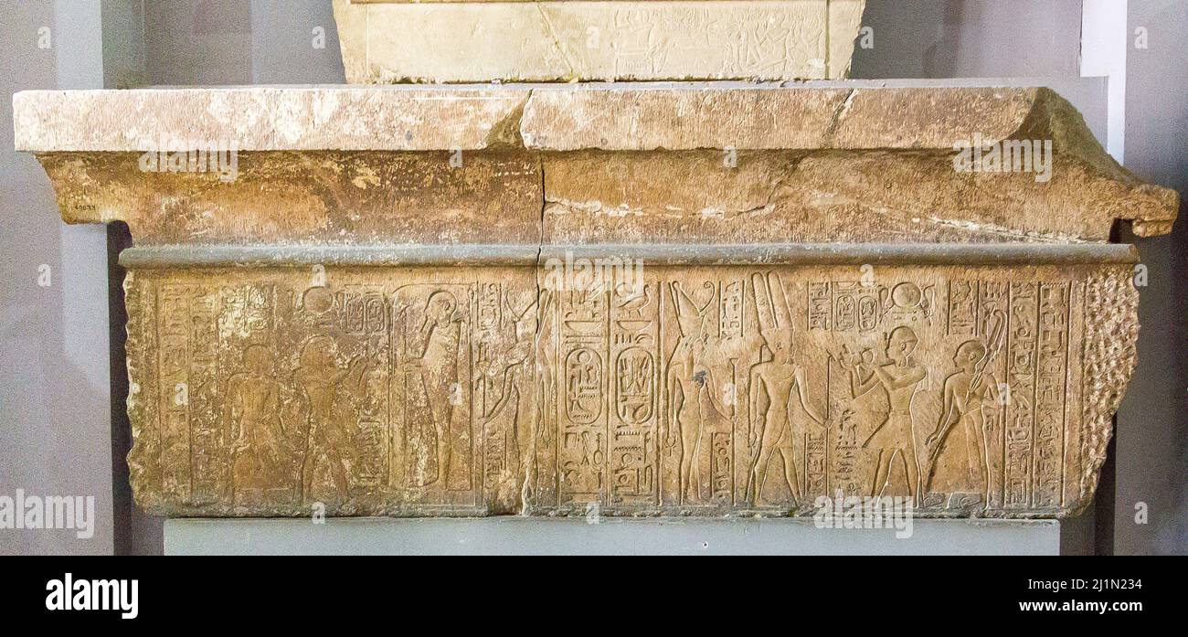 Kairo, Ägyptisches Museum, aus Memphis, Kom el Rabia, Sturz. König Siamun, gefolgt von Ankhefenmut vor Amen-Re und Mut, und vor Ptah und Sekhmet. Stockfoto