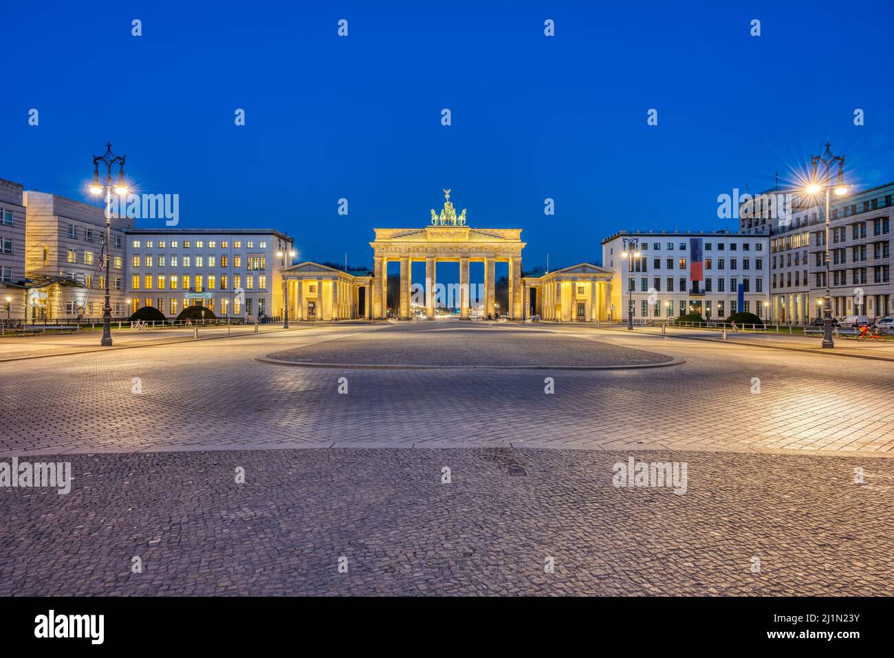 Der Pariser Platz in Berlin mit dem berühmten Brandenburger Tor in der Dämmerung Stockfoto