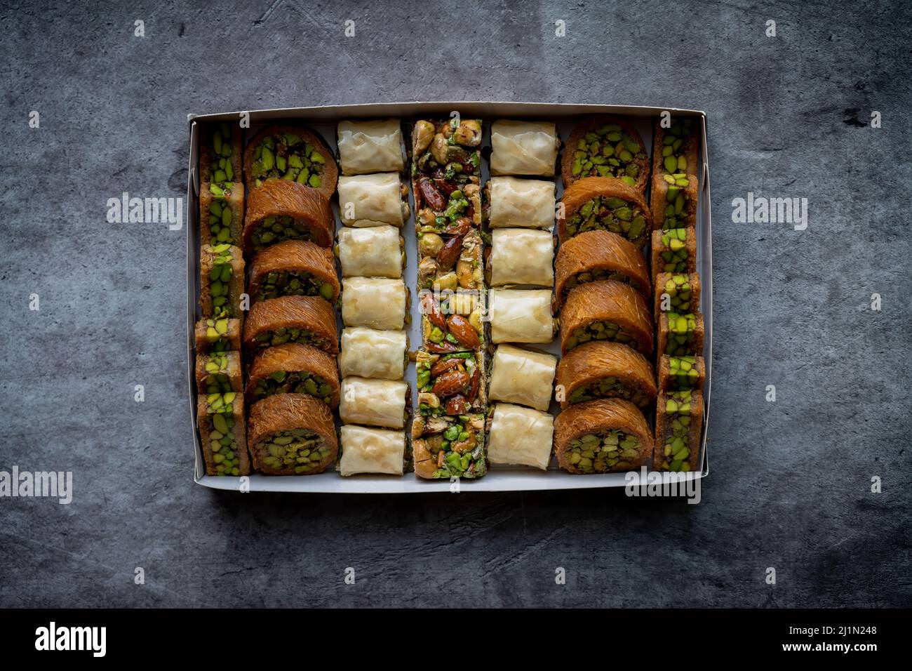 Arabische und türkische orientalische Süßspeisen Desserts aus Pistazien und Kunafa mit belaubtem Teig Stockfoto