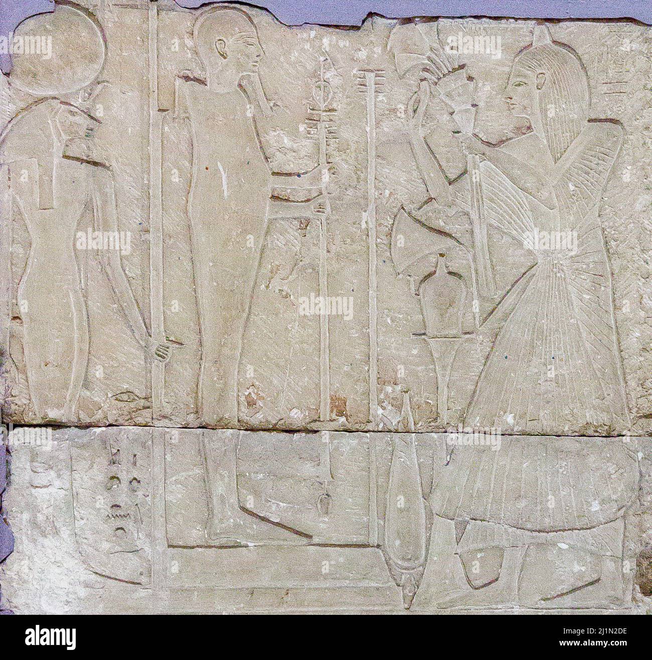Kairo, Ägyptisches Museum, Grab von Harmin, der Verstorbene verehrt Ptah und Sekhmet. Stockfoto