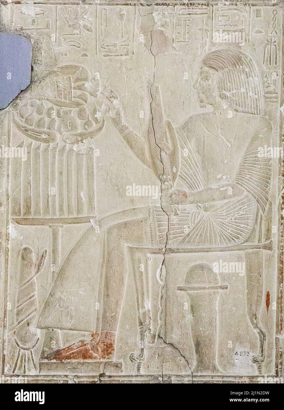 Kairo, Ägyptisches Museum, aus Saqqara, Grab von Ptahmose. Der Verstorbene vor einem Opfertisch. Stockfoto