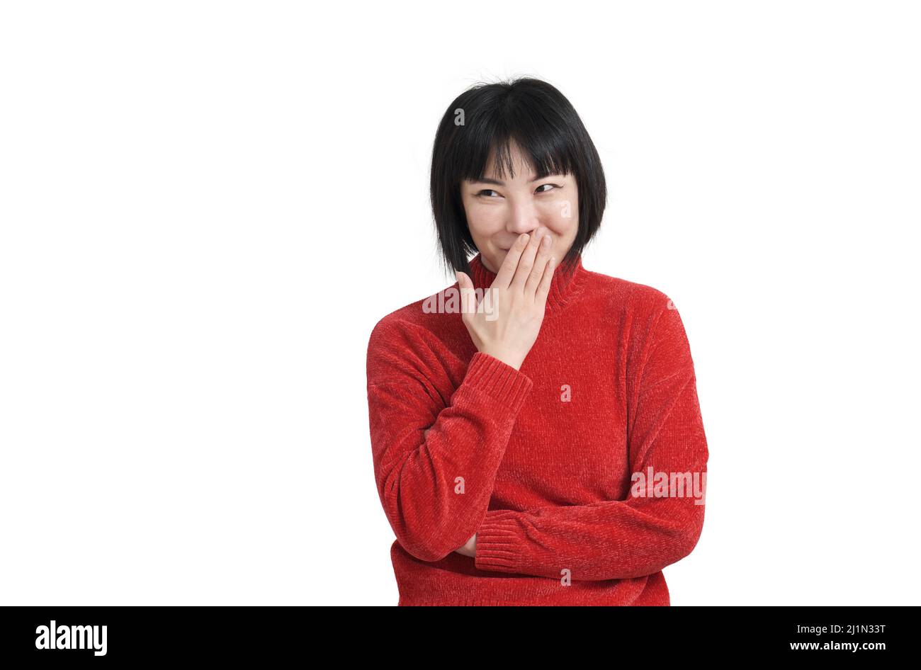 Junge asiatische Frau lachend und kichernd bedeckt den Mund mit einer Hand, isoliert Stockfoto