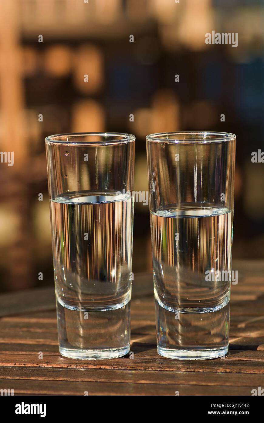 Zwei Gläser mit frischem stillem Wasser im Freien am Sommerabend. Stockfoto