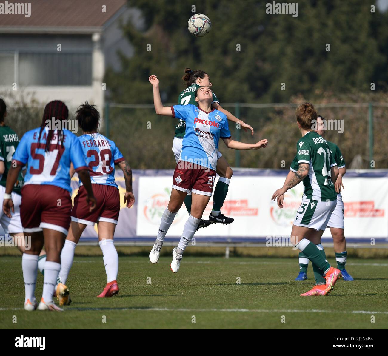 Sinergy Stadium, Verona, Italien, 26. März 2022, Rossella SARDU (Verona) Liucija Vaitukaityte (Pomigliano) während der Hellas Verona Women vs Calcio Pomi Stockfoto