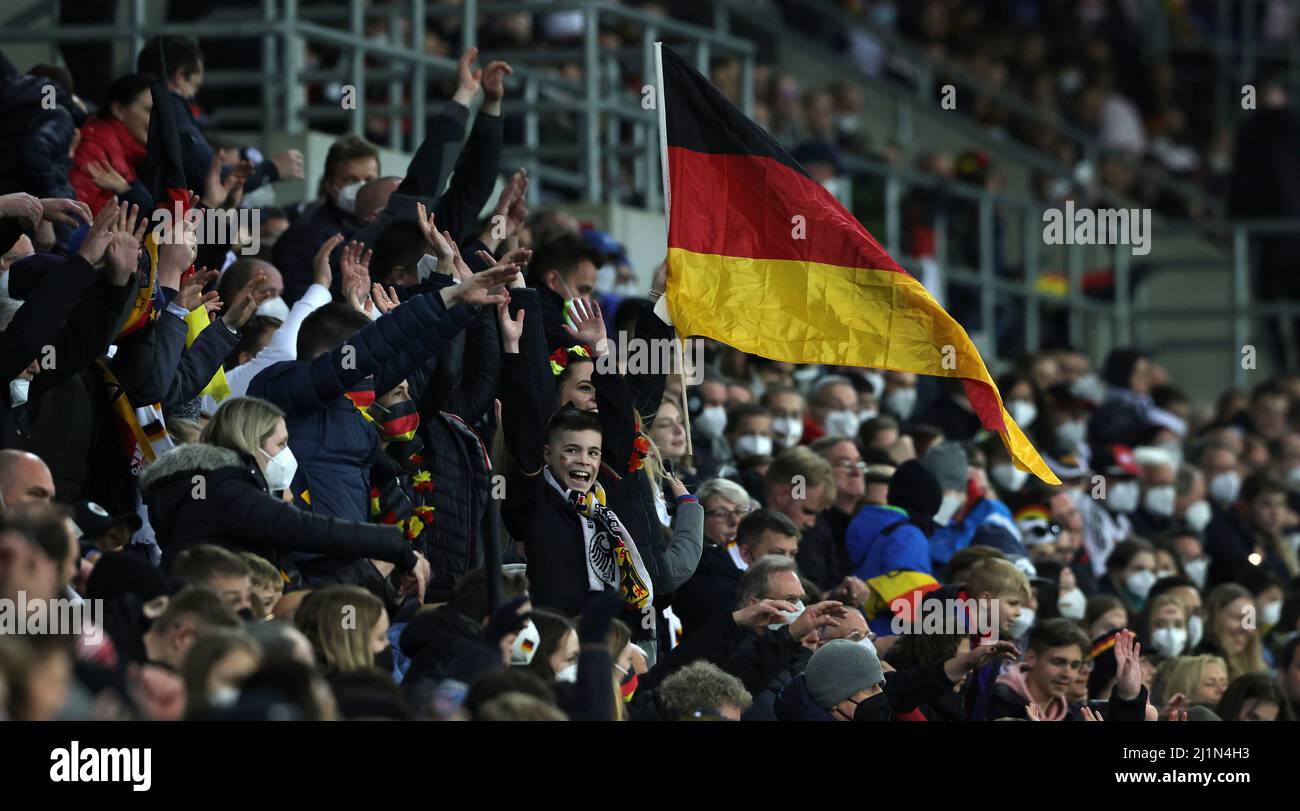 Sinsheim, Deutschland. 26.. März 2022. firo: 03/26/2022, Fuvuball, Fußball: DFB-Nationalmannschaft, Männer, MV§nner, Testspiel, Lv§nderspiel, Freundschaftsspiel, Deutschland - Israel 2: 0 La Ola Fans Deutschland Kredit: dpa/Alamy Live News Stockfoto