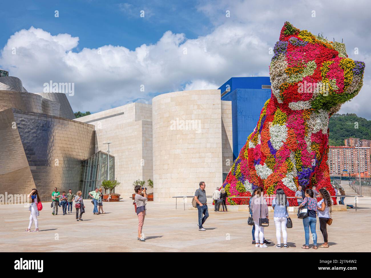 BILBAO, SPANIEN - 16. Juni 2018: Die weltgrößte Blumenskulptur von Puppy vor dem Guggenheim Museum für moderne und zeitgenössische Kunst Stockfoto