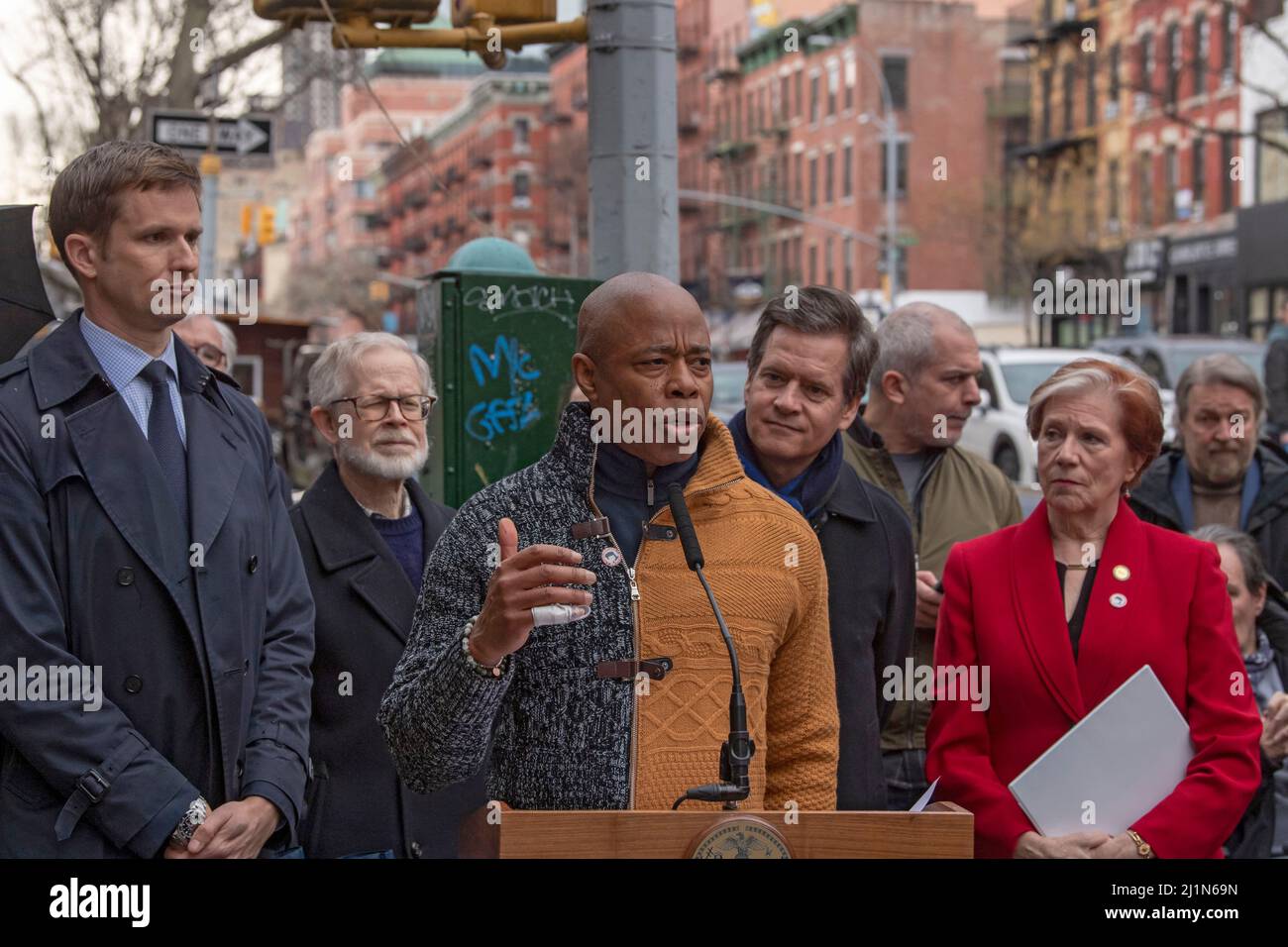 New York, Usa. 26. März 2022. Der Bürgermeister von New York, Eric Adams, spricht bei einer Straßenbenennungszeremonie in Hell's Kitchen. Frances Perkins war von 1933 bis 1945 US-Arbeitsministerin unter Franklin Delano Roosevelt und die erste Frau, die als Kabinettssekretärin diente. West 46. Street zwischen der Neunten und der Zehnten Avenue - ein Block, der Hartley House umfasst, eine gemeinnützige Organisation, in der France Perkins als Sozialarbeiterin tätig war, heißt Frances Perkins Place. Kredit: SOPA Images Limited/Alamy Live Nachrichten Stockfoto