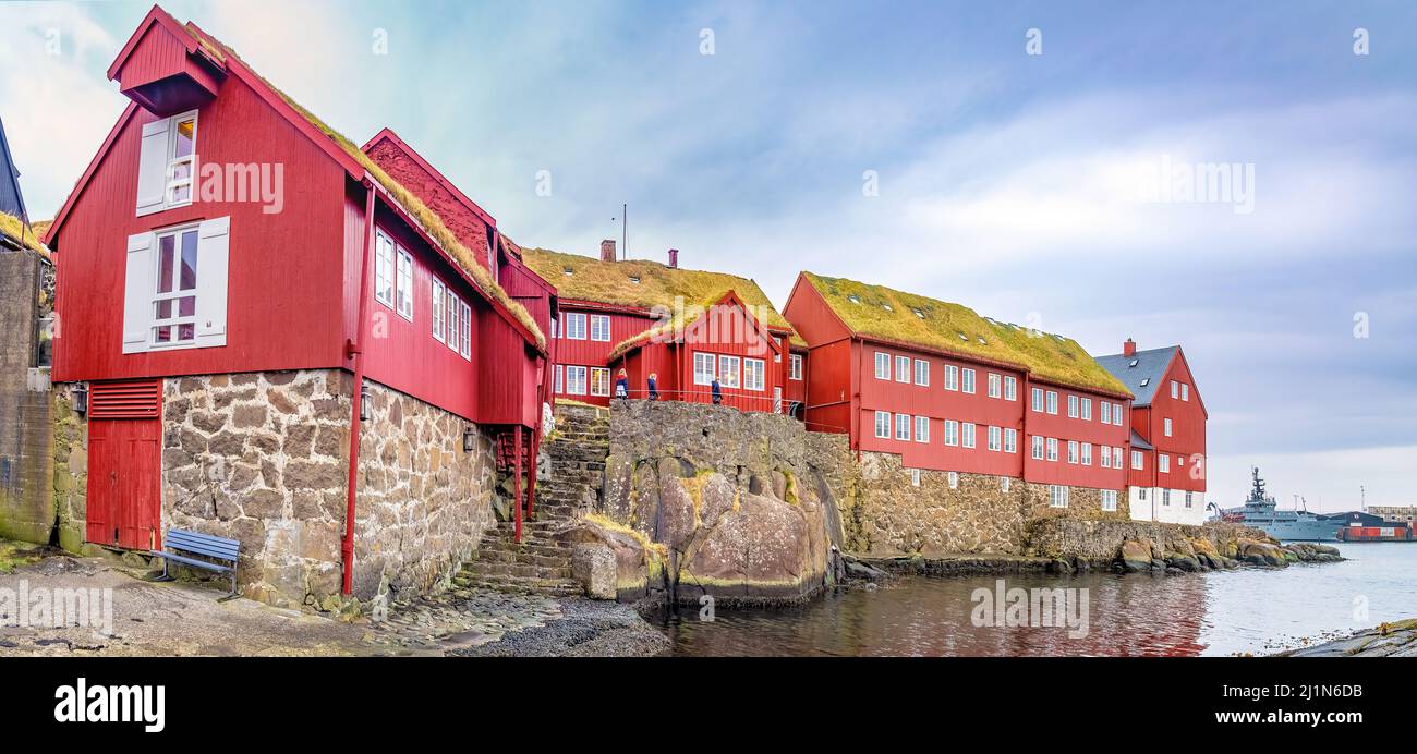 Torshavn, Färöer-Inseln; 21. März 2022 - Bunte Stadthäuser am Wasser in Torshavn, Färöer-Inseln. Stockfoto