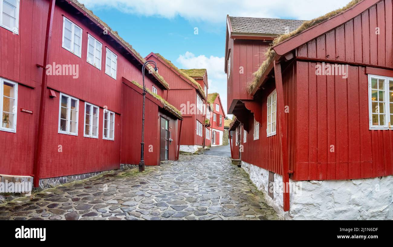 Torshavn, Färöer-Inseln; 21. März 2022 - Bunte Stadthäuser am Wasser in Torshavn, Färöer-Inseln. Stockfoto