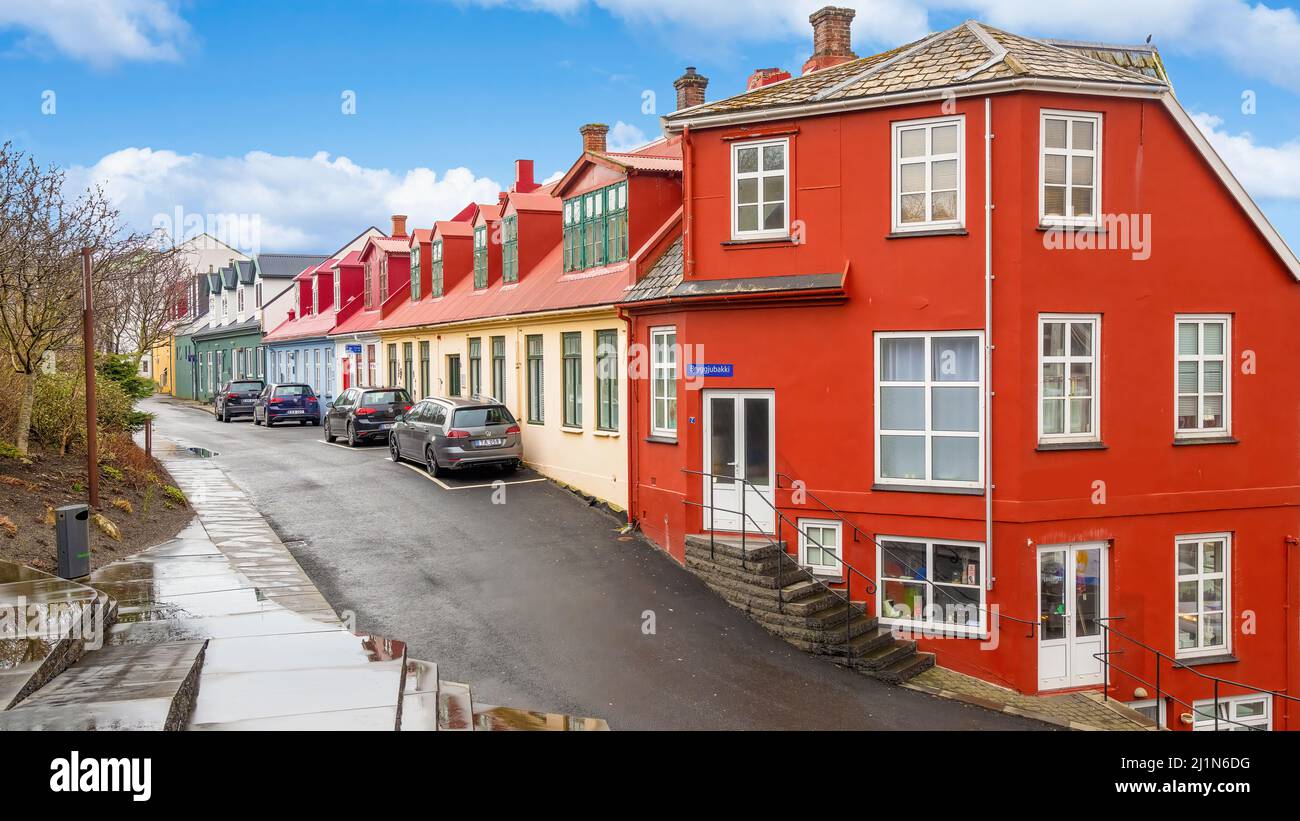 Torshavn, Färöer-Inseln; 21. März 2022 - Bunte Stadthäuser am Wasser in Torshavn, Färöer-Inseln. Stockfoto