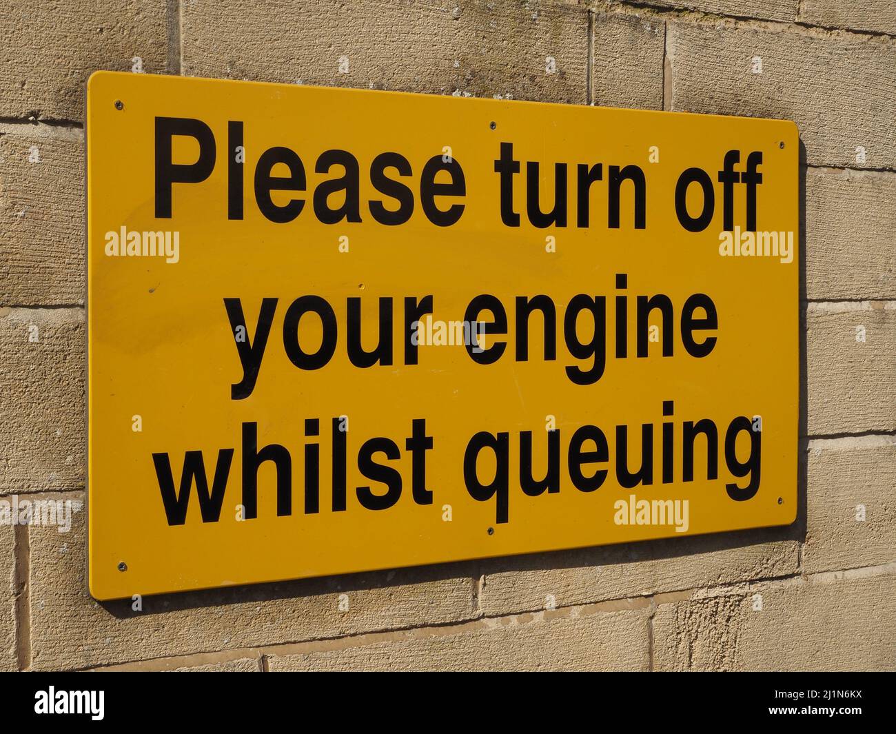 Schild mit der Aufforderung, dass Autofahrer, die sich für das Recycling-Zentrum in Bath anstellen, den Motor abstellen Stockfoto