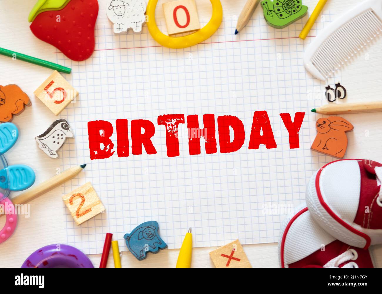 Geburtstagsfeier in einem Mix aus bunten Plastikbuchstaben, isoliert auf Weiß geschrieben. Stockfoto