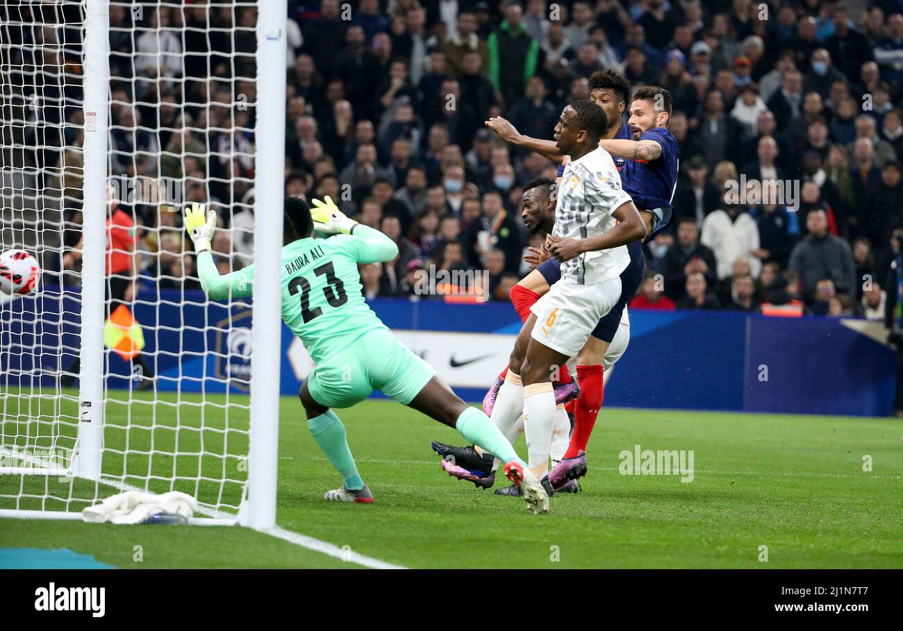 Olivier Giroud aus Frankreich erzielt sein Tor trotz Torhüter der Elfenbeinküste Badra Ali Sangare während des Internationalen Freundschaftsspiels zwischen Frankreich und der Elfenbeinküste am 25. März 2022 im Stade Velodrome in Marseille, Frankreich - Foto Jean Catuffe / DPPI Stockfoto