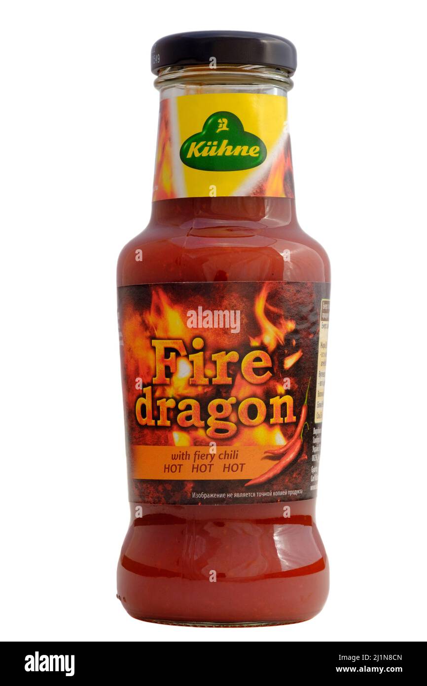 Eine Flasche kuhne Feuerdrachen mit scharfer Chilisauce, die auf weißem Hintergrund geschnitten wurde Stockfoto