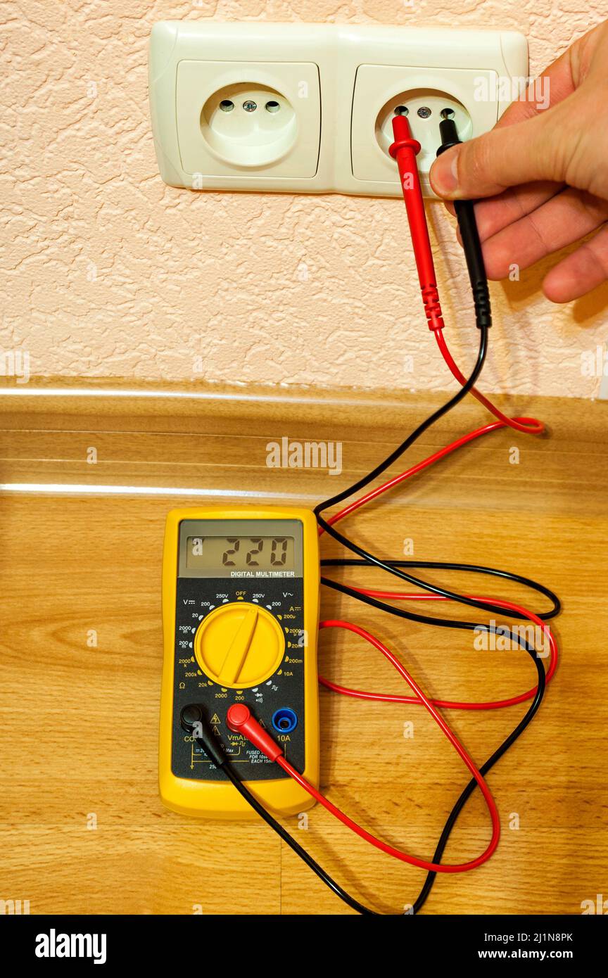 Messung der Buchsenspannung mit Digital-Multimeter. Stockfoto