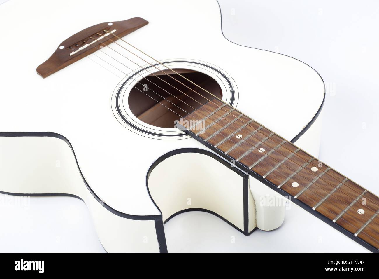 Musikinstrument - Fragment weiße Cutaway Akustikgitarre auf weißem Hintergrund. Stockfoto