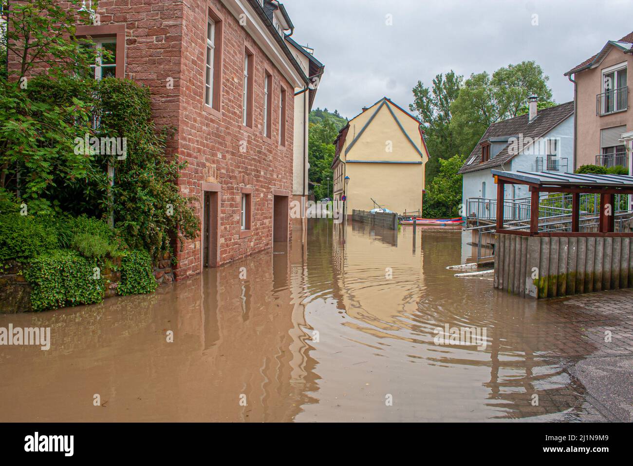 Hochwasser aufgrund starker Regenfälle im Frühsommer am Neckargemund am Neckar in Süddeutschland Stockfoto