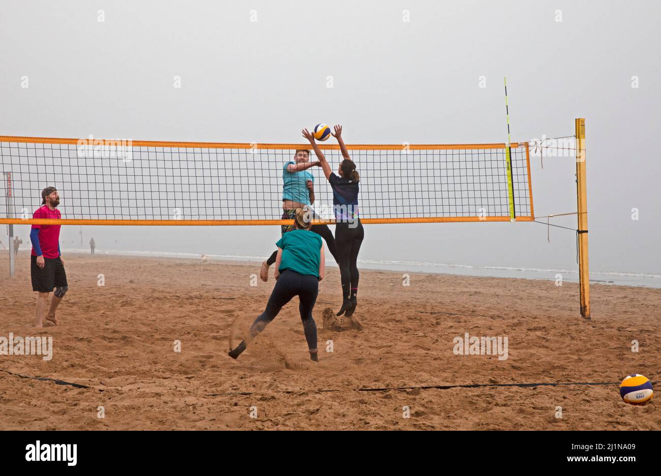 Portobello, Edinburgh, Schottland, Großbritannien. 27.. März 2022. Nebliger Morgen für die schottischen Mannschaftsspieler üben Beachvolleyballspieler am Firth of Forth bei einer Temperatur von 6 Grad Celsius. Quelle: Archwhite/alamy Live News Stockfoto