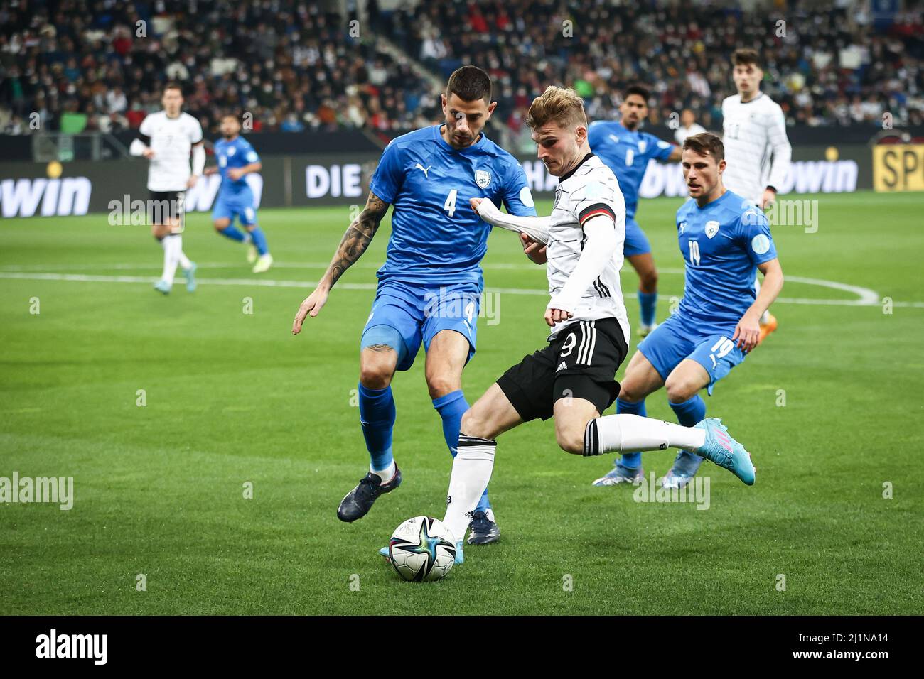 26. März 2022, Baden-Württemberg, Sinsheim: Fußball: Internationals, Deutschland - Israel, PreZero Arena. Der deutsche Timo Werner (M) kämpft mit dem israelischen Gavriel Kanichowsky (r) und NIR Bitton um den Ball. Foto: Christian Charisius/dpa Stockfoto