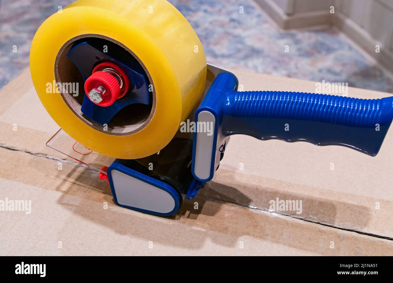 Verpackung von Paketen mit Scotch Tape Dispenser close-up Stockfoto
