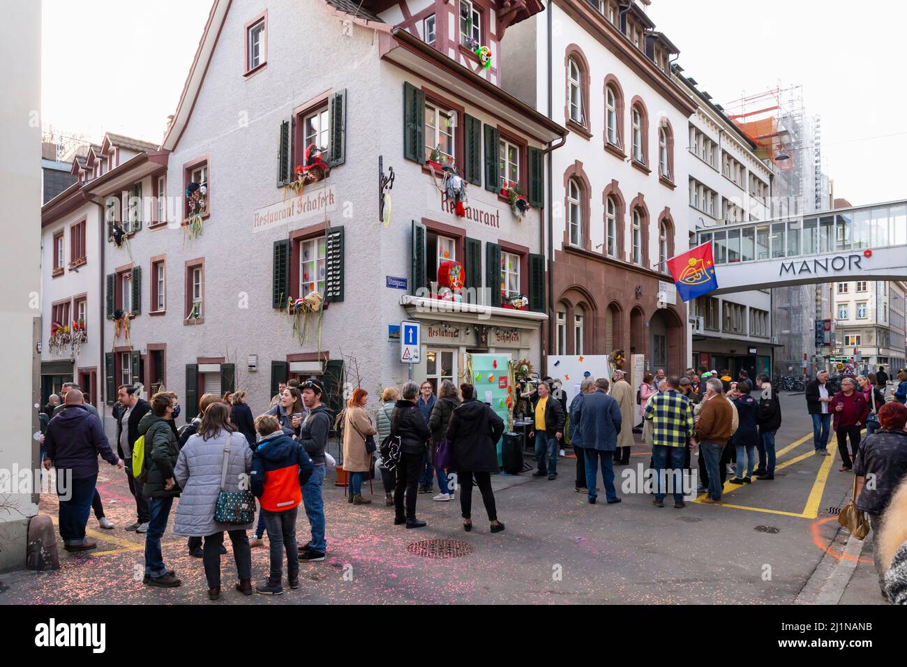 Basel, Schweiz - Februar 21. Karneval Nachtschwärmer treffen sich vor einem Restaurant Stockfoto