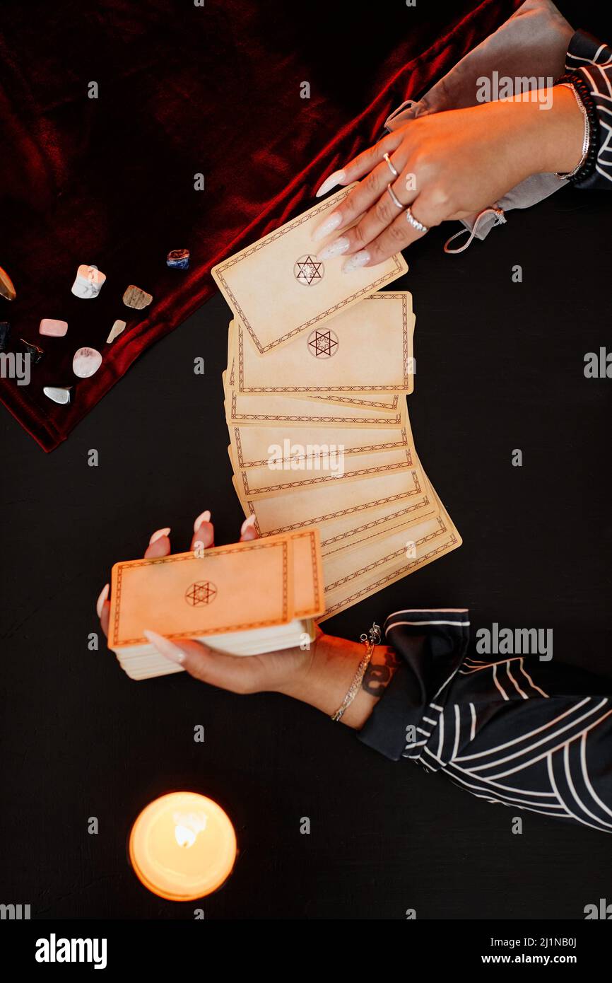 Draufsicht auf weibliche Wahrsagerin, die Tarotkarten bei spiritueller Seance liest Stockfoto