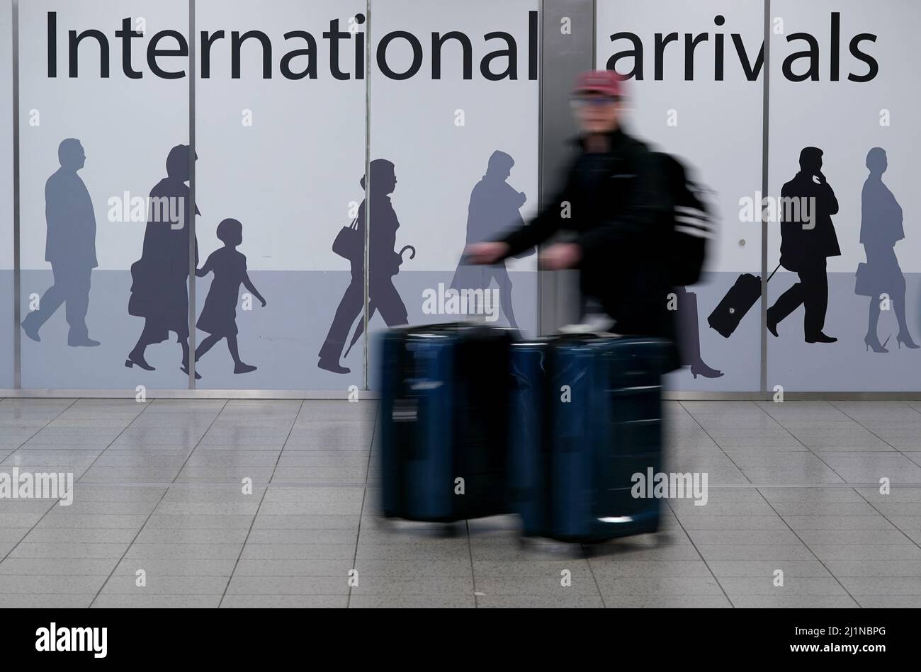 Die Passagiere kommen am Südterminal des Flughafens Gatwick in West Sussex an, der am Sonntag wieder eröffnet wird, um die erwartete starke Nachfrage nach Flugreisen in diesem Sommer zu decken. Das Terminal ist seit Juni 15 2020 inaktiv, um die Kosten während der Coronavirus-Pandemie zu senken. Bilddatum: Sonntag, 27. März 2022. Stockfoto