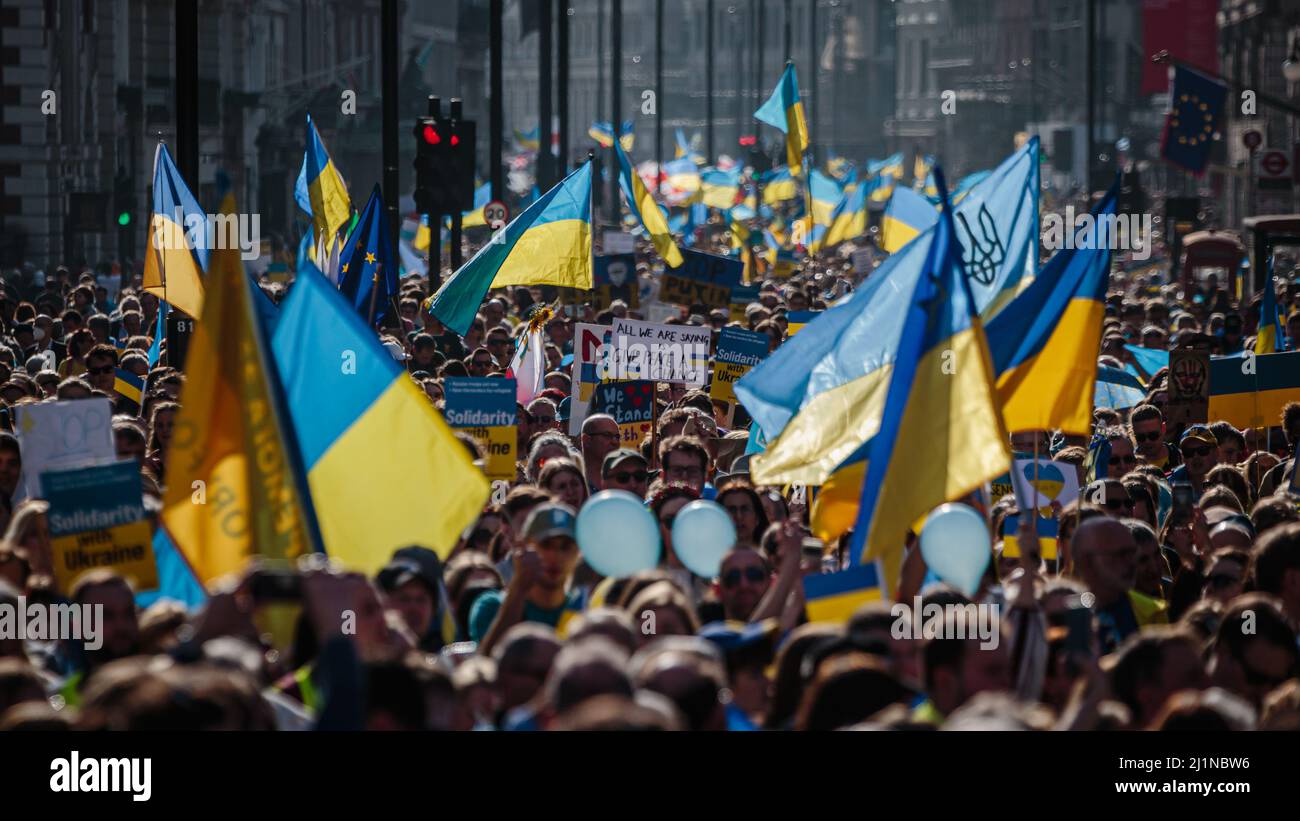 Demonstranten marschieren in London zur Unterstützung der Ukraine, nachdem Russland das Land erobert hat. Stockfoto