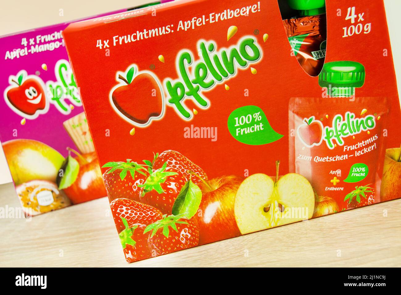 Hamburg, Deutschland - März 21 2022: Apfelino Fruchtmus in den Sorten Apfel-Erdbeere und Apfel-Mango-Maracuja mit Verpackung von der Firma Spreewaldhof Stockfoto