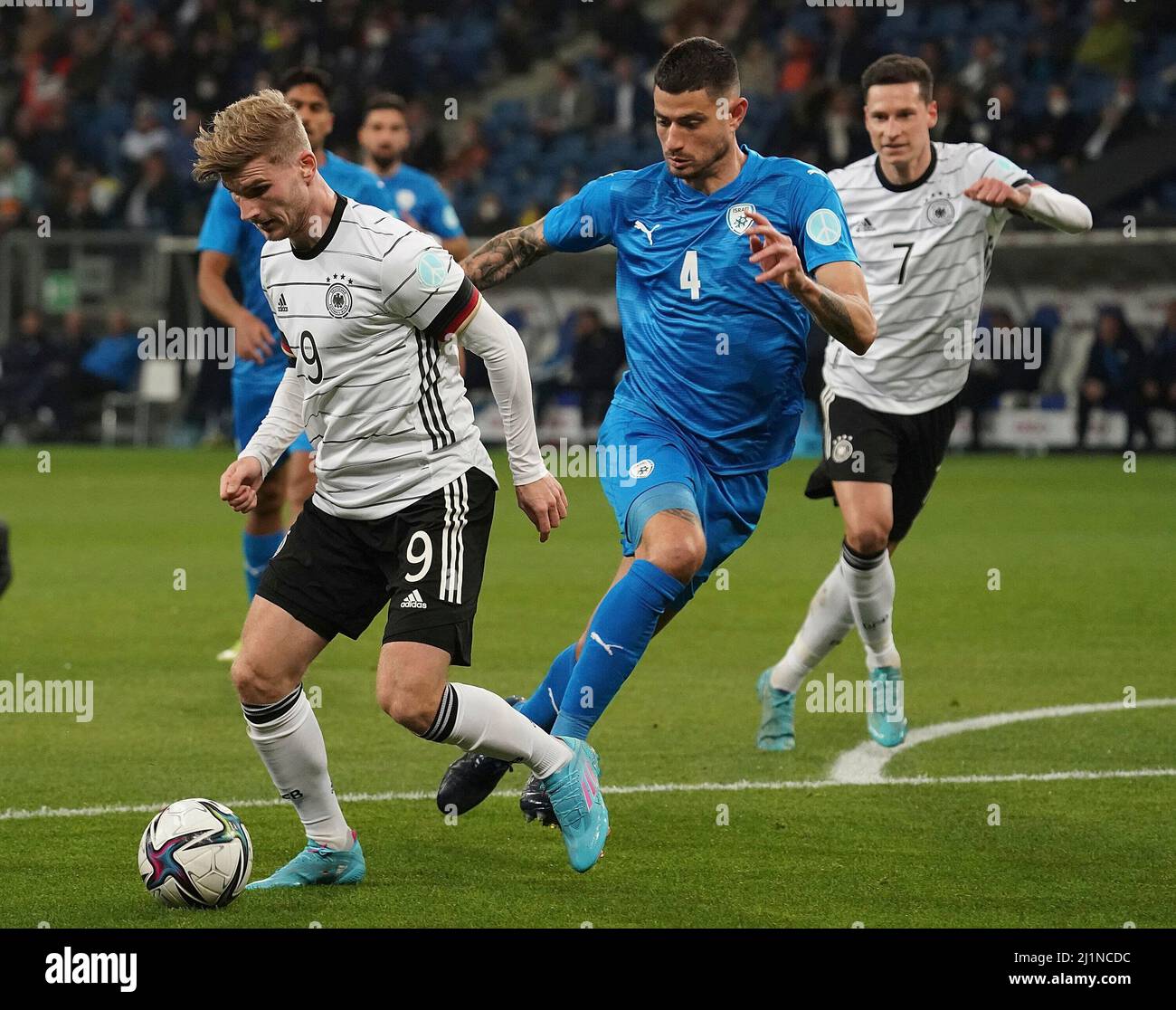 Sinsheim, Deutschland. 26. März 2022. 26. März 2022, PreZero Arena, Sinsheim, Freundschaftsspiel Deutschland gegen Israel, im Bild Timo Werner (Deutschland), NIR Bitton (Israel) Quelle: dpa/Alamy Live News Stockfoto