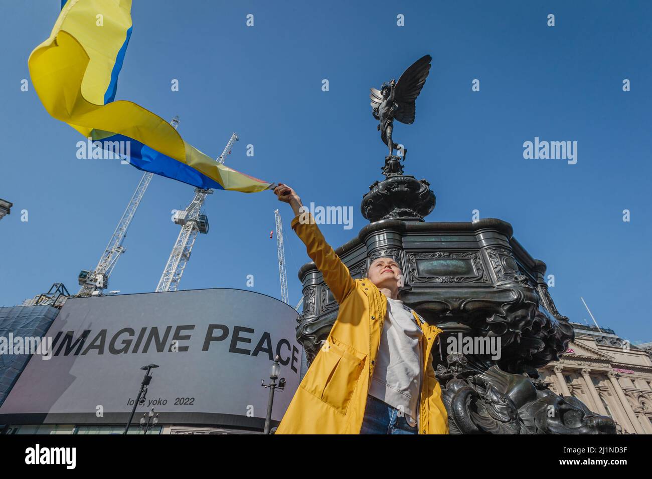 Unter anteros in Piccadilly, London, winkt ein Protestler unter ukrainischer Flagge. Stockfoto