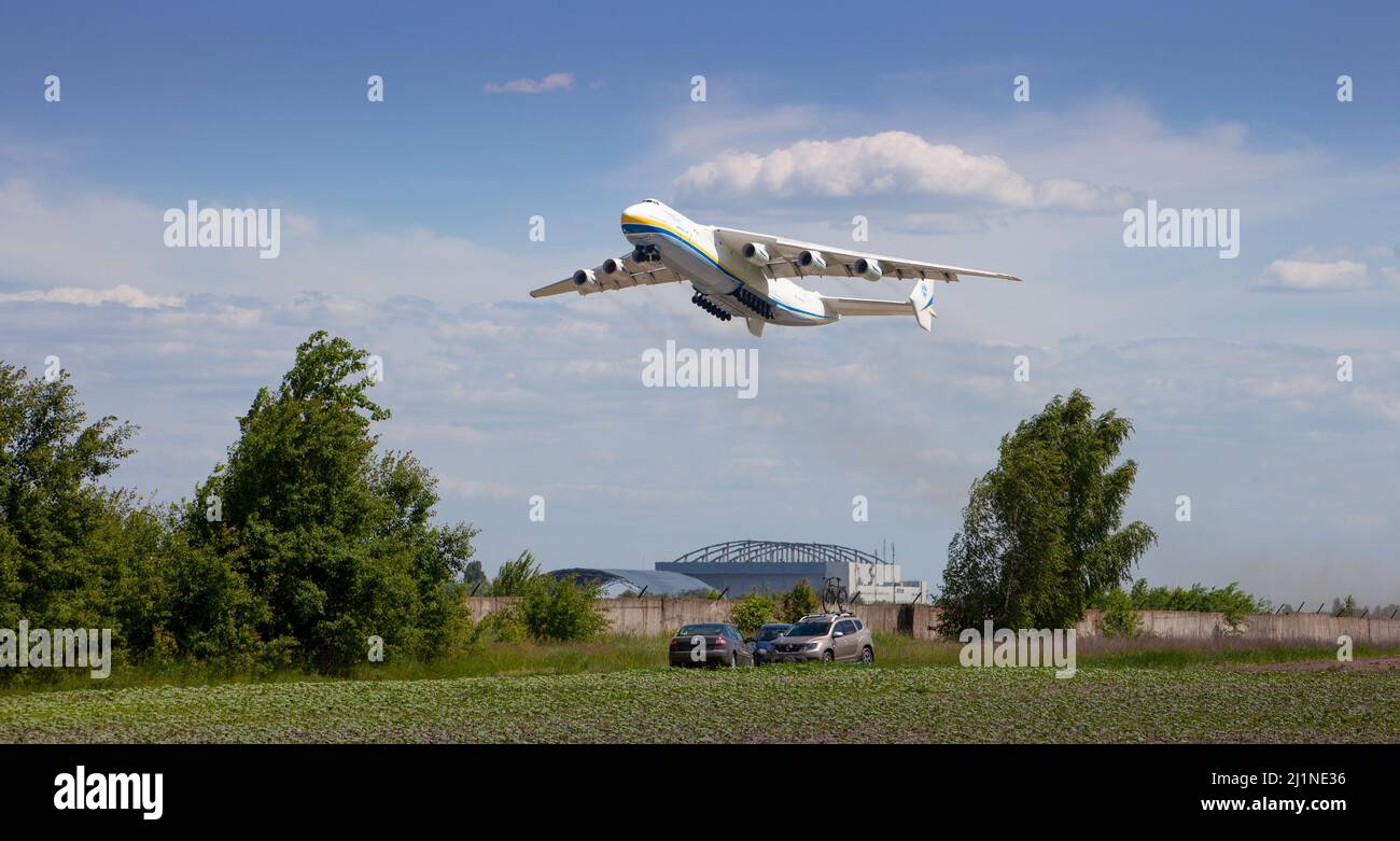 Das Flugzeug Antonov 225 AN-225 Mriya Fly, das größte Flugzeug der Welt, das vom Flughafen abfliegt. UR-82060 größtes Flugzeug, das am Himmel fliegt. Ukraine, Hostomel - 18. August 2021. Stockfoto