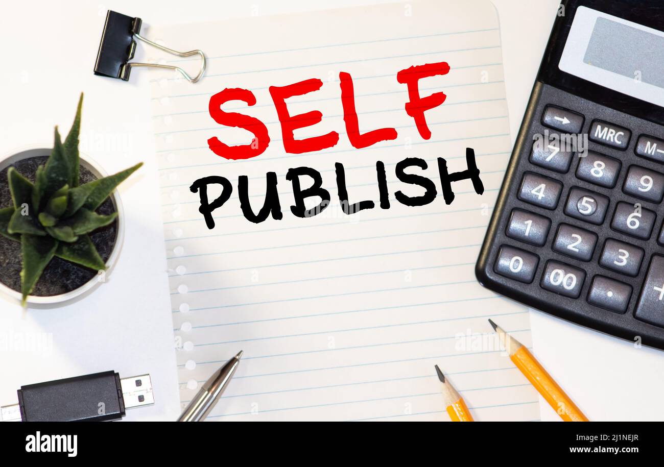 Handgeschritztem Text selbst veröffentlichen. Konzept Bedeutung veröffentlichte Arbeit unabhängig und auf eigene Kosten Indie Autor Smartphone-Gerät innerhalb formale Arbeit trous Stockfoto