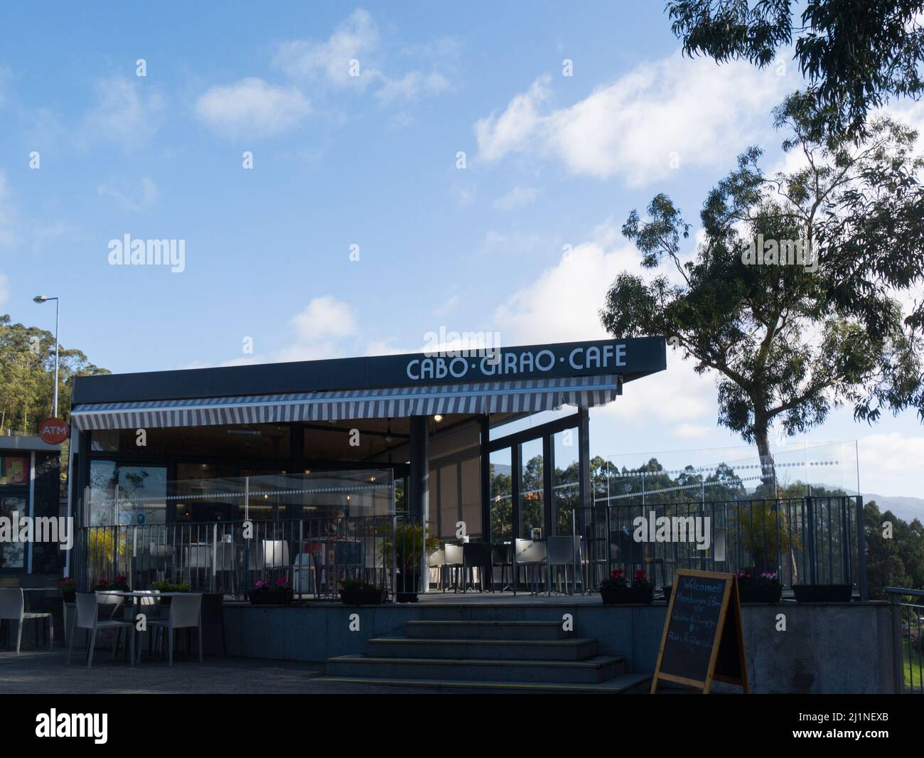 Cabo Girro Cafe in Miradouro Cabo Girão eine beliebte Touristenattraktion mit einer Glasplattform über einer vertikalen Klippe Madeira Portugal EU Stockfoto