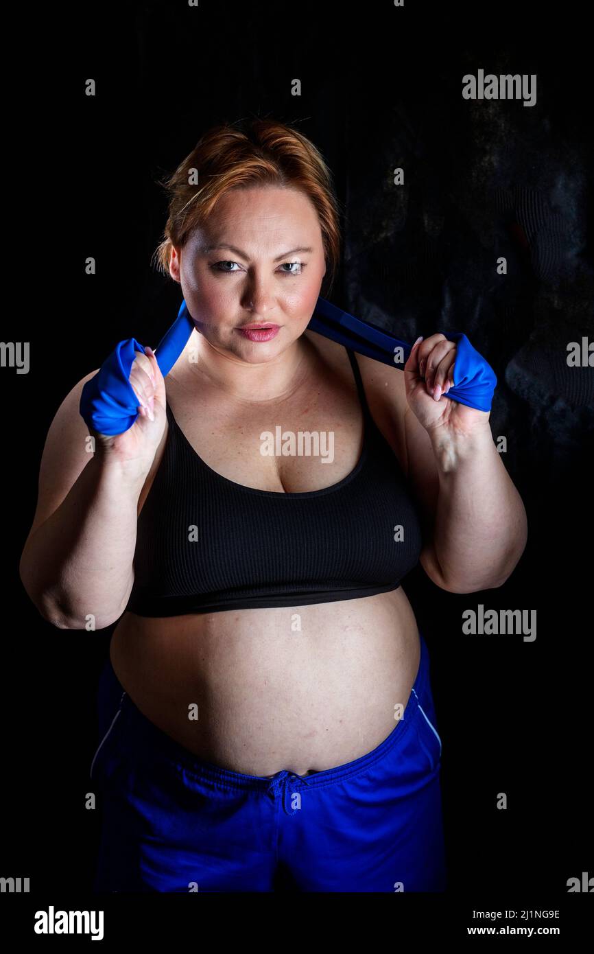 Plus Größe Modell weibliche Fitness-Übungen Stockfoto