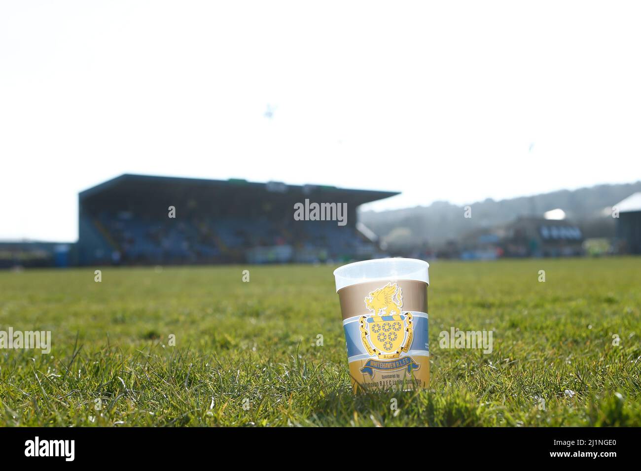 Ein Pokal mit dem Whitehaven RLFC-Abzeichen, der während des Betfred Challenge Cup in der LEL Arena, West Cumbria, gesehen wurde. Bilddatum: Samstag, 26. März 2022. Stockfoto