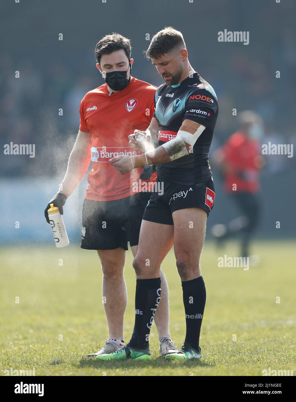 Tommy Makinson von St. Helens verwendet während des Betfred Challenge Cup in der LEL Arena, West Cumbria, ein Spray. Bilddatum: Samstag, 26. März 2022. Stockfoto