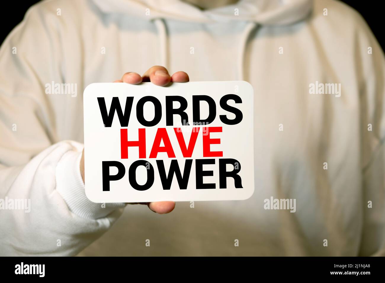 Die Wortwörter haben Power auf einen Schrott linierten Papiers gedruckt und auf eine rote Tafel geklebt Stockfoto