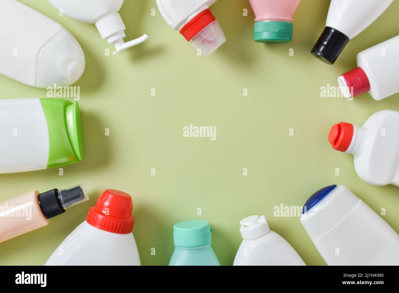Ein Rahmen aus verschiedenen Plastikflaschen, verstreut auf hellgrünem Hintergrund. Flaches Layout, Draufsicht, Platz zum Kopieren Stockfoto
