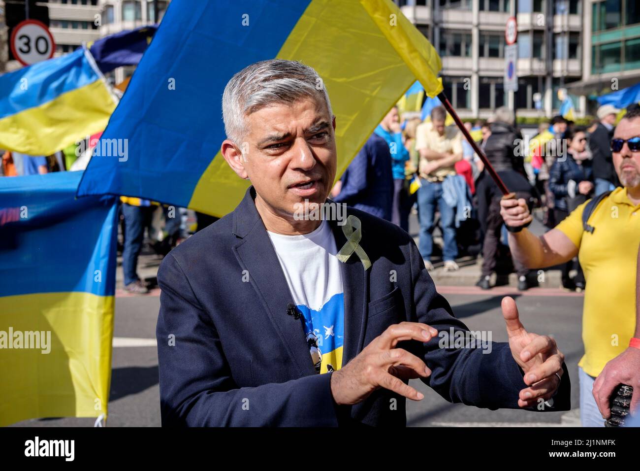 London, 26.. März 2022. Tausende von Menschen treten mit der Ukraine zusammen, marschieren und mahnten im Zentrum von London, um gegen die russische Invasion zu protestieren. Der Bürgermeister von London, Sadiq Khan, spricht vor dem marsch mit den Medien und sagte, Großbritannien sollte viel mehr tun, um ukrainischen Flüchtlingen zu helfen, in das Land zu kommen. Stockfoto