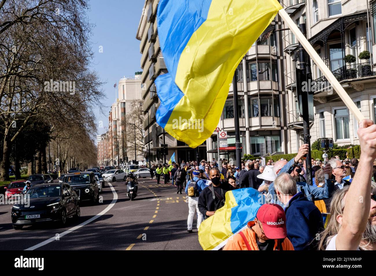 London, 26.. März 2022. Tausende von Menschen treten mit der Ukraine zusammen, marschieren und mahnten im Zentrum von London, um gegen die russische Invasion zu protestieren. Der marsch beginnt in der Park Lane, einem Gebiet mit einigen der teuersten Häuser Londons. Stockfoto