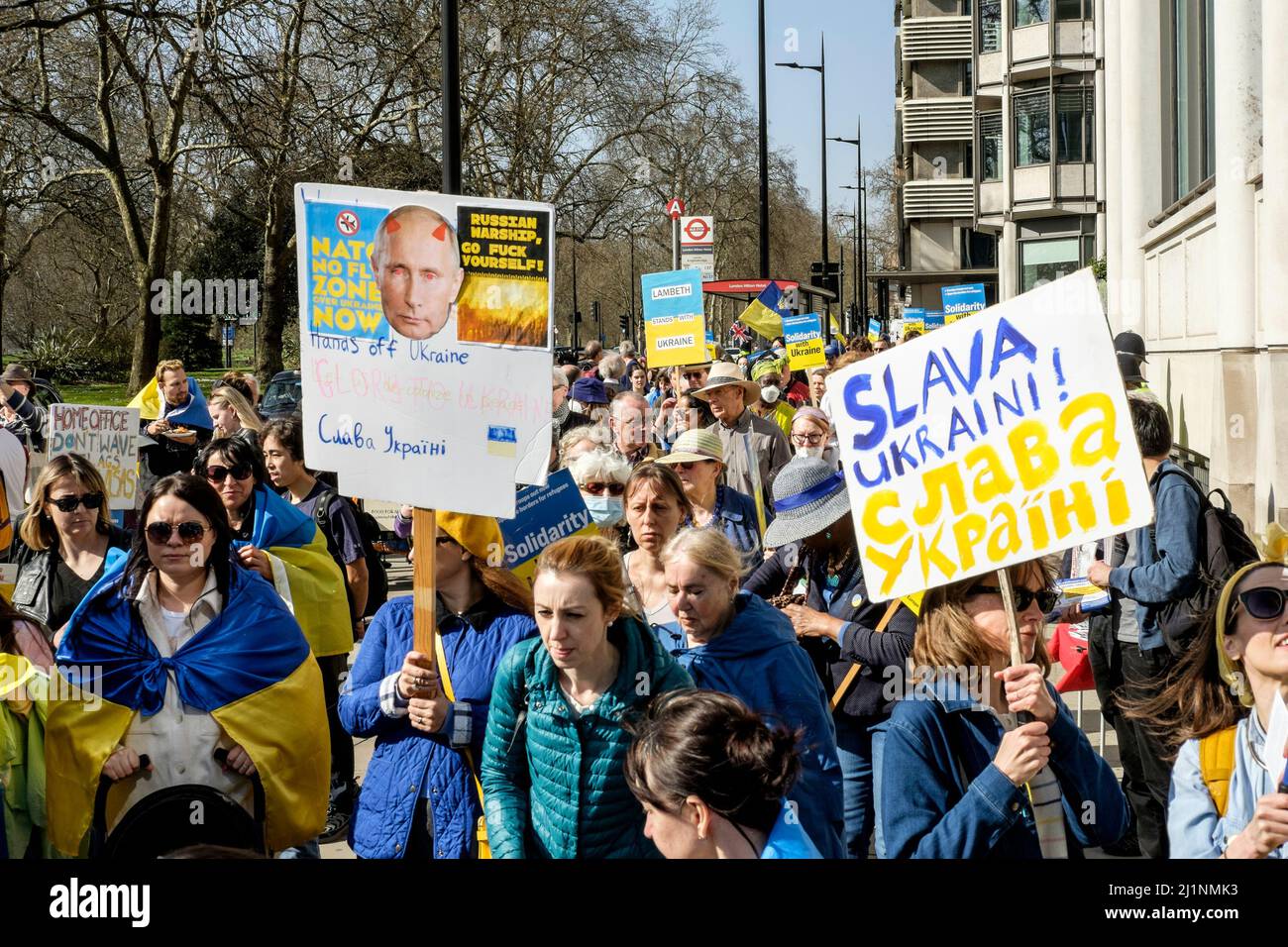 London, 26.. März 2022. Tausende von Menschen treten mit der Ukraine zusammen, marschieren und mahnten im Zentrum von London, um gegen die russische Invasion zu protestieren. Der marsch beginnt in der Park Lane, einem Gebiet mit einigen der teuersten Häuser Londons. Stockfoto